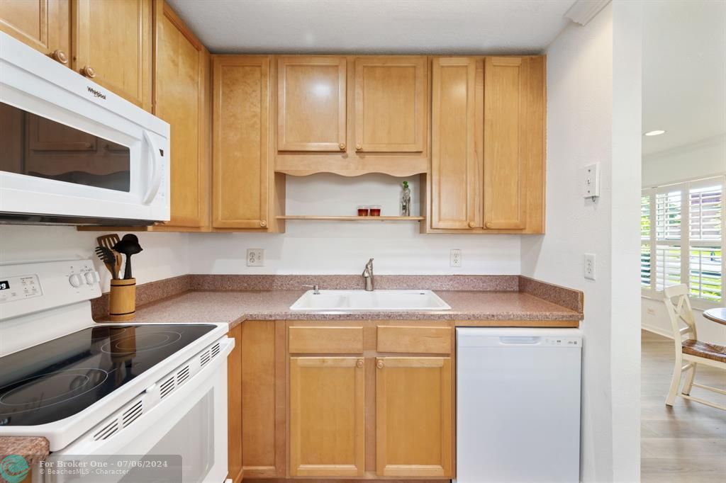 For Sale: $172,000 (2 beds, 2 baths, 1000 Square Feet)