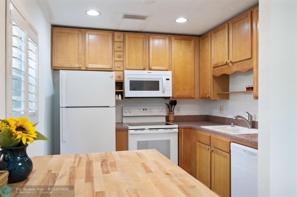For Sale: $172,000 (2 beds, 2 baths, 1000 Square Feet)