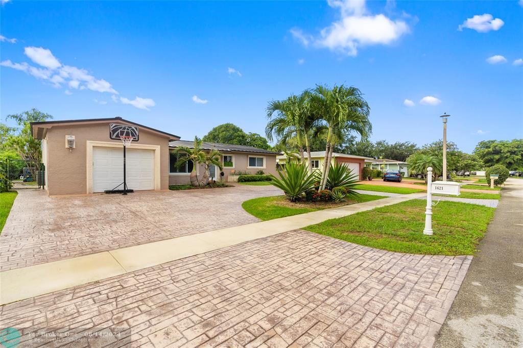 For Sale: $700,000 (3 beds, 2 baths, 1606 Square Feet)