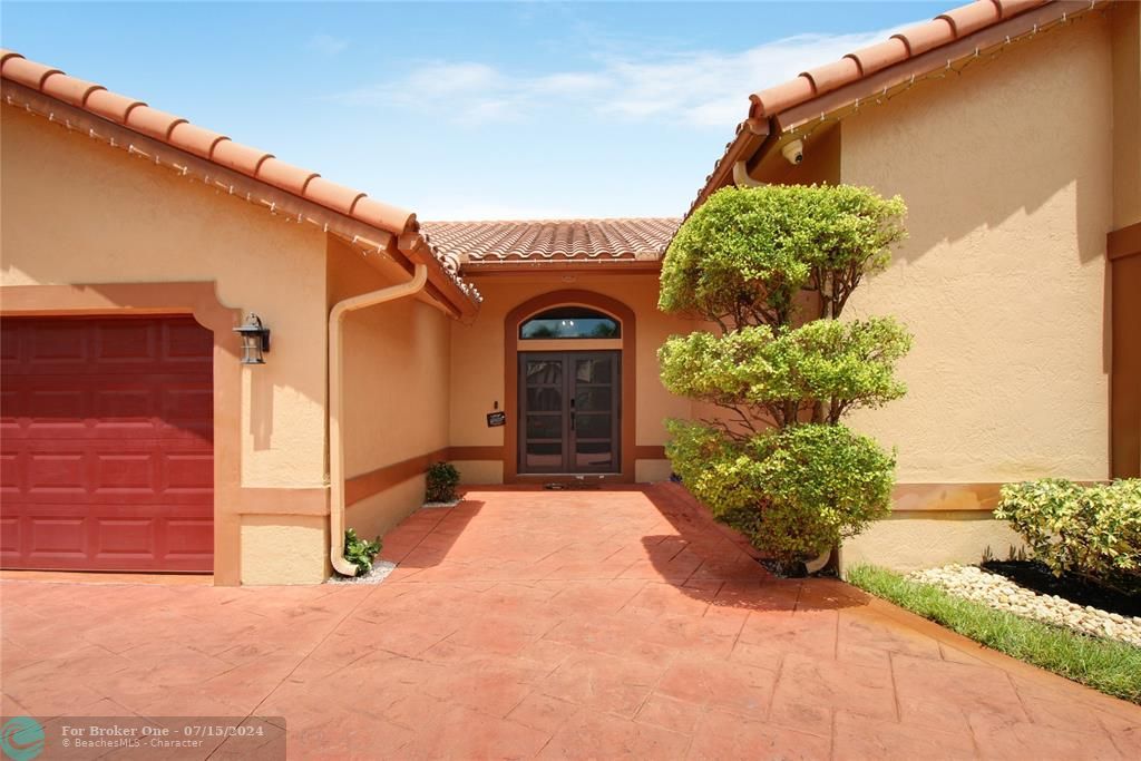 For Sale: $738,500 (4 beds, 2 baths, 2566 Square Feet)