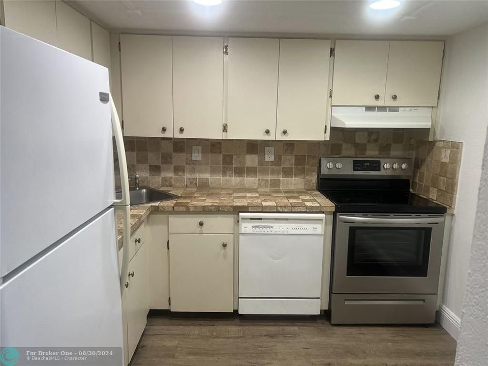 For Rent: $2,400 (2 beds, 2 baths, 1050 Square Feet)