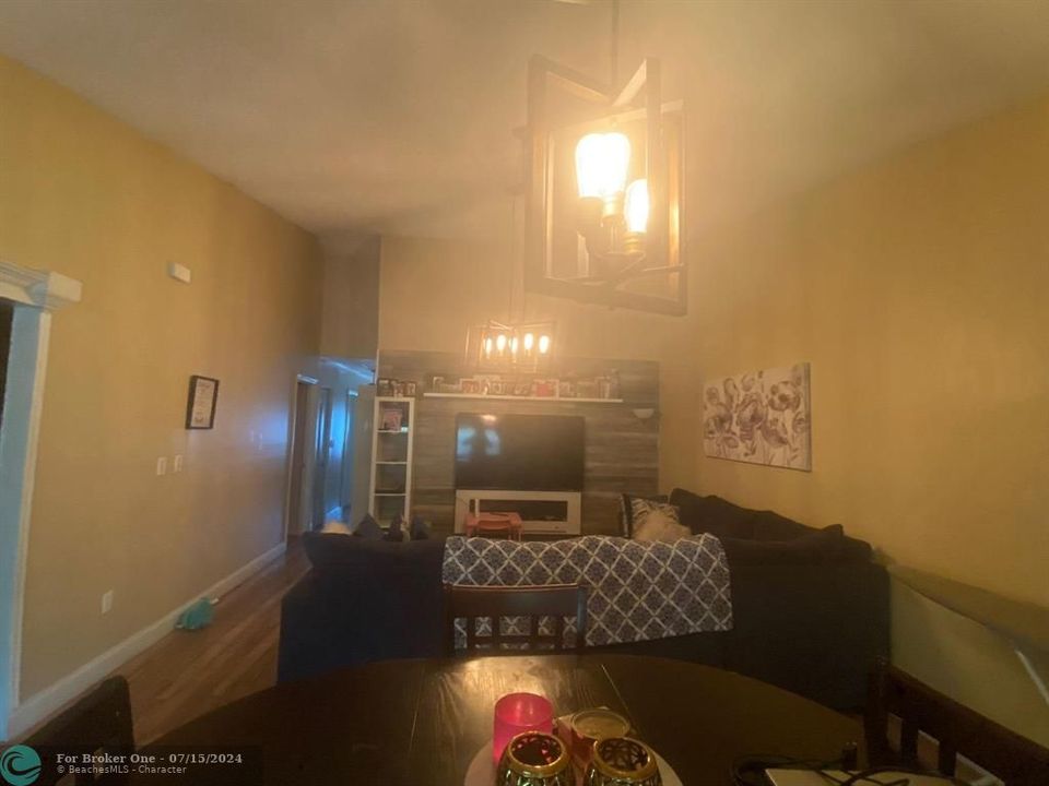 For Rent: $2,800 (3 beds, 2 baths, 1284 Square Feet)