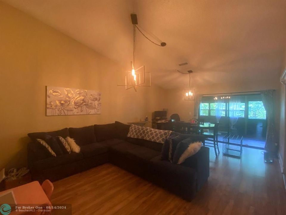 For Rent: $2,800 (3 beds, 2 baths, 1284 Square Feet)