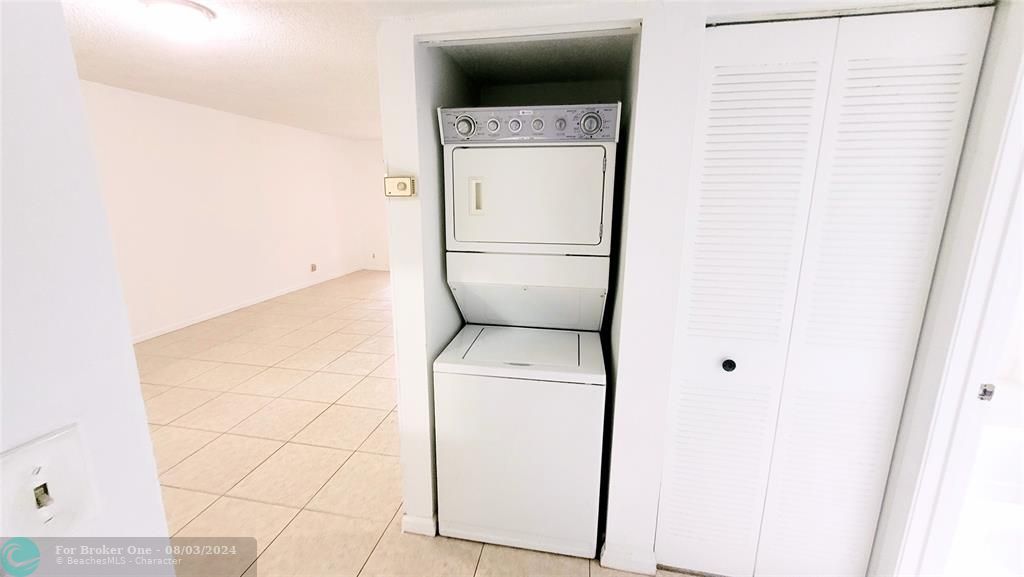 For Rent: $2,400 (2 beds, 2 baths, 920 Square Feet)