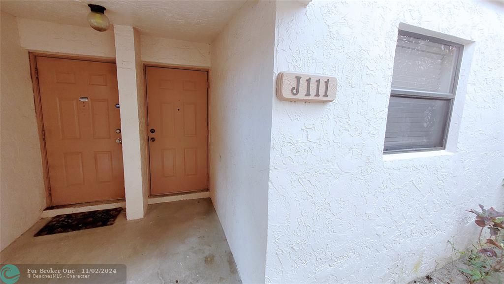 For Rent: $2,400 (2 beds, 2 baths, 920 Square Feet)