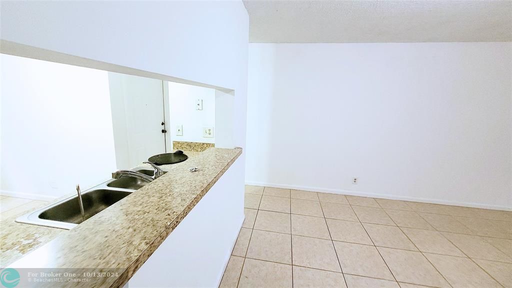 For Rent: $2,400 (2 beds, 2 baths, 920 Square Feet)