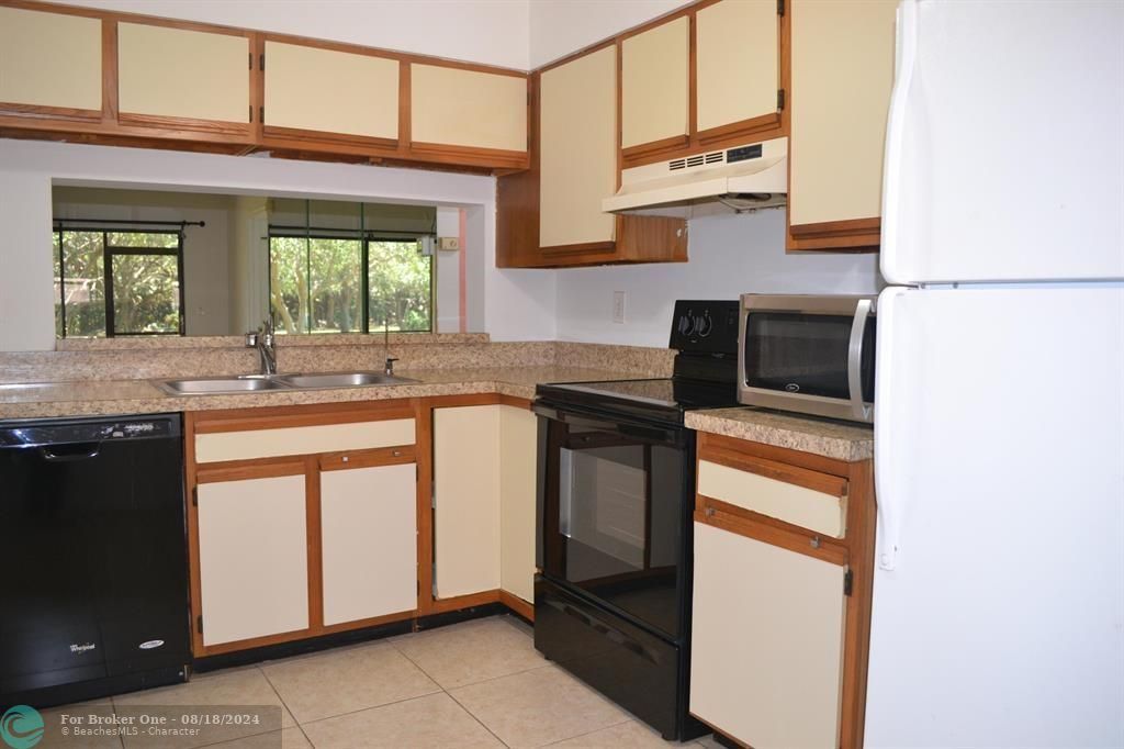 For Rent: $2,400 (2 beds, 2 baths, 920 Square Feet)