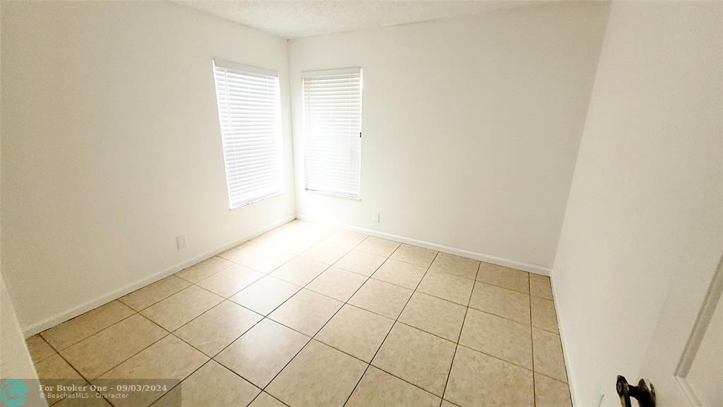 For Rent: $2,400 (2 beds, 2 baths, 920 Square Feet)