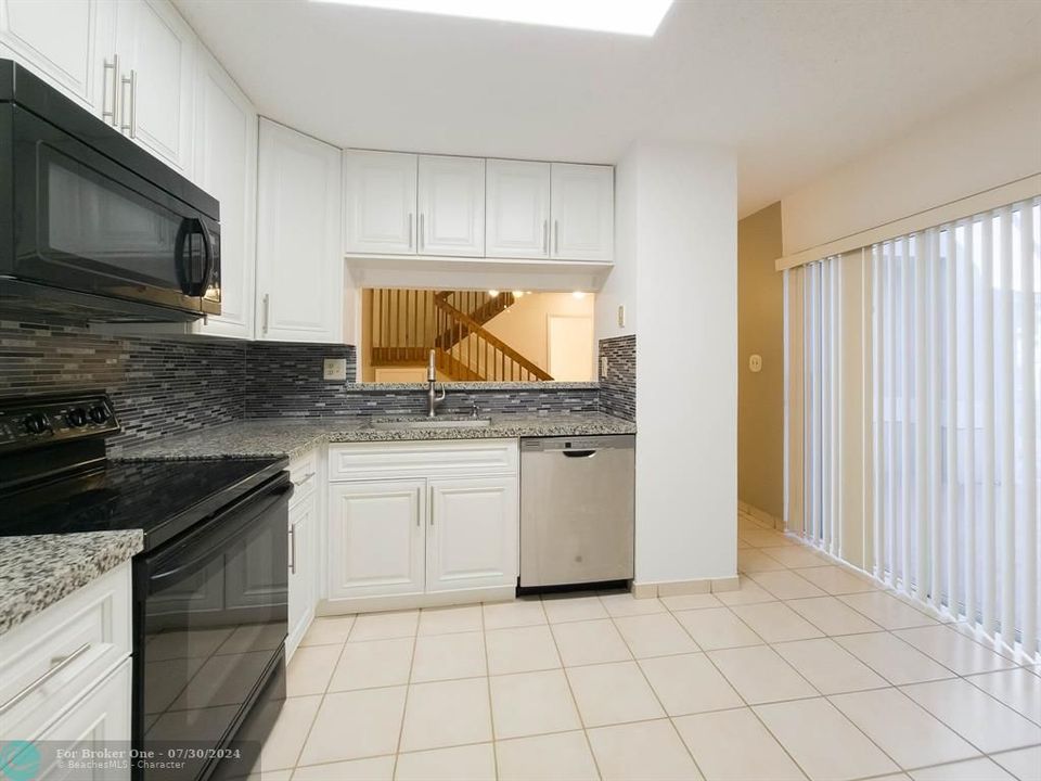 Active With Contract: $3,350 (3 beds, 2 baths, 1666 Square Feet)