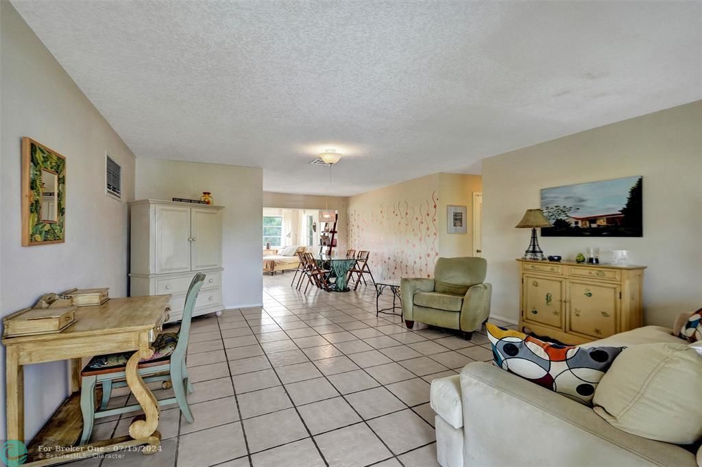 For Sale: $395,000 (2 beds, 2 baths, 1327 Square Feet)