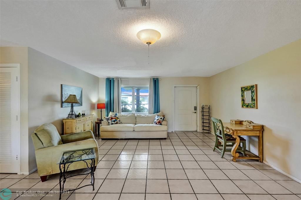 For Sale: $395,000 (2 beds, 2 baths, 1327 Square Feet)