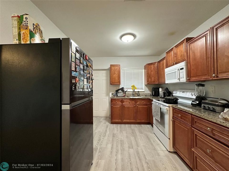 For Sale: $2,650 (3 beds, 2 baths, 2304 Square Feet)
