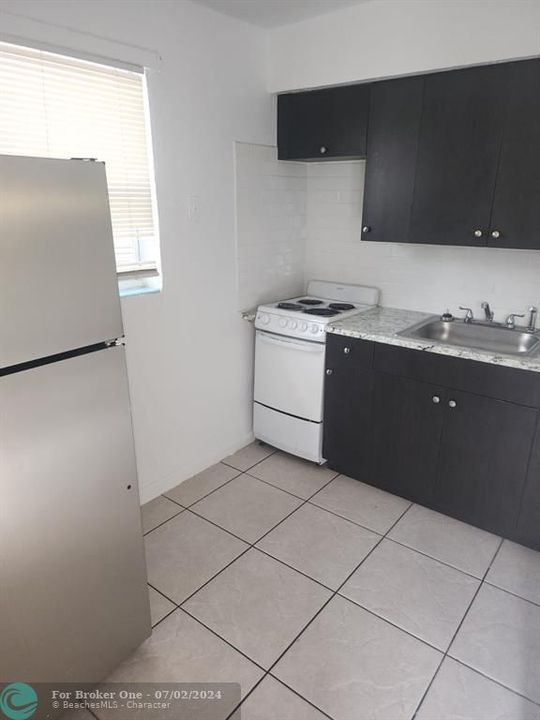 For Sale: $1,675 (1 beds, 1 baths, 988 Square Feet)