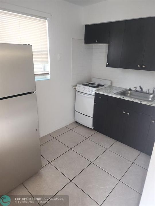 For Sale: $1,675 (1 beds, 1 baths, 988 Square Feet)