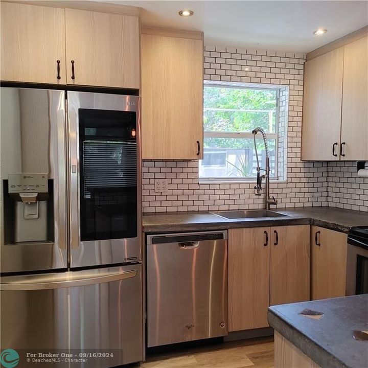 For Sale: $394,000 (1 beds, 2 baths, 758 Square Feet)