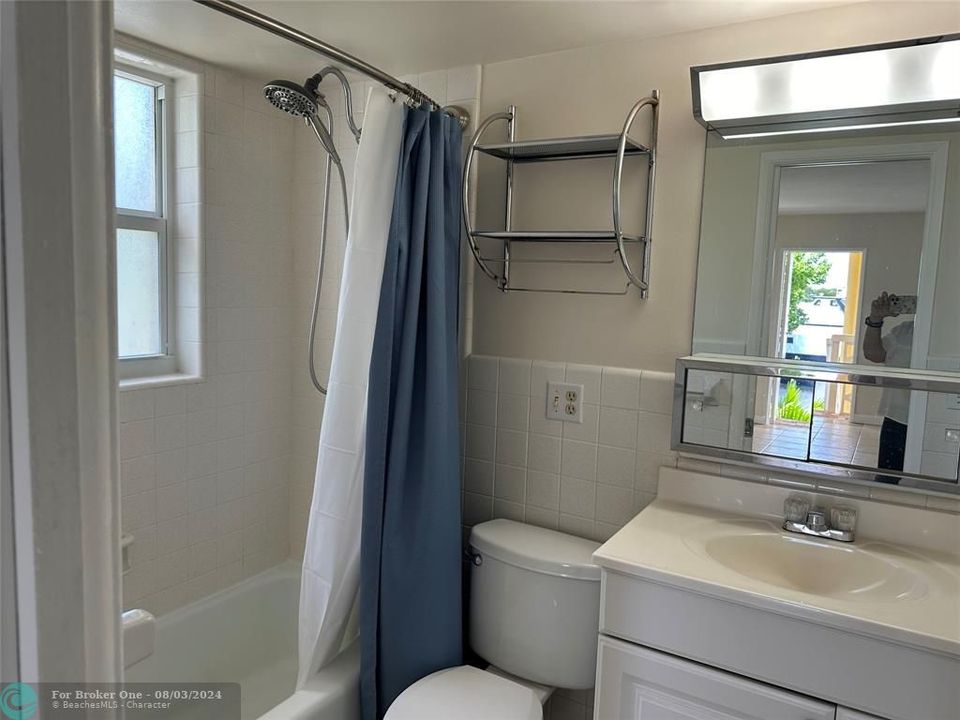 For Sale: $279,000 (1 beds, 1 baths, 560 Square Feet)