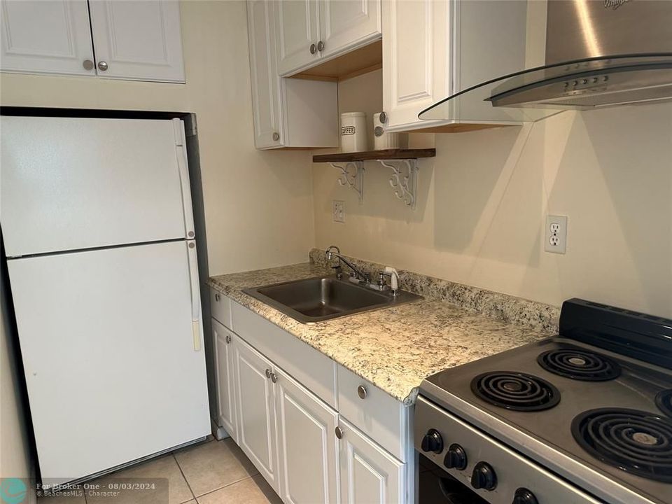 For Sale: $279,000 (1 beds, 1 baths, 560 Square Feet)