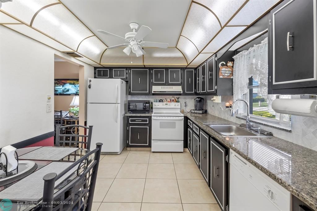 For Sale: $319,900 (2 beds, 2 baths, 1527 Square Feet)