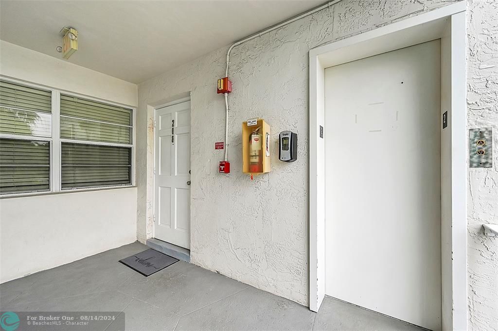 For Sale: $350,000 (2 beds, 2 baths, 915 Square Feet)