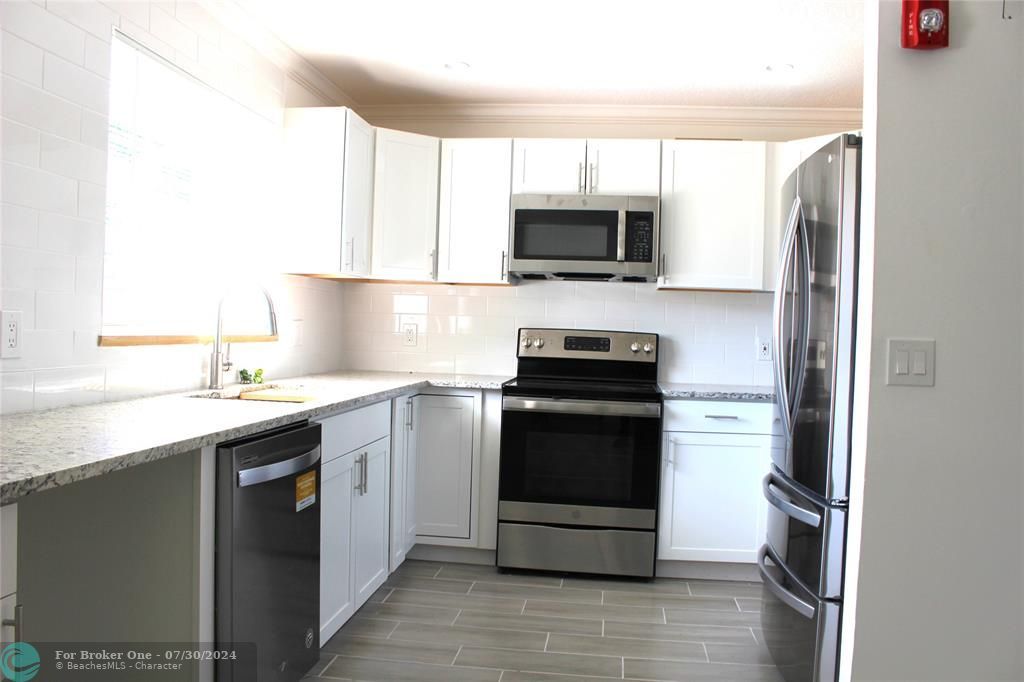 For Rent: $2,700 (2 beds, 1 baths, 1076 Square Feet)