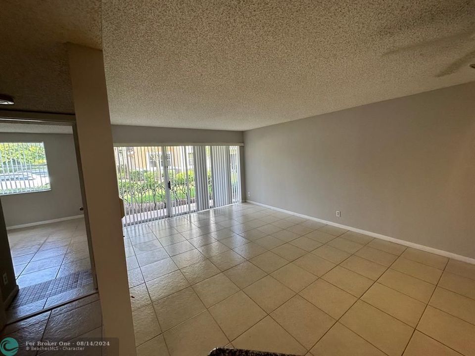 For Rent: $1,750 (1 beds, 1 baths, 733 Square Feet)