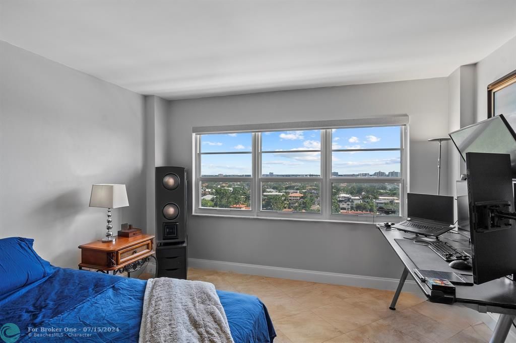 For Sale: $365,000 (1 beds, 1 baths, 841 Square Feet)