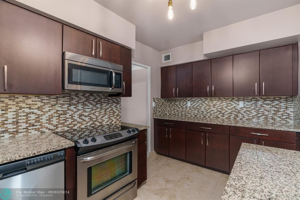 For Sale: $325,000 (1 beds, 1 baths, 800 Square Feet)