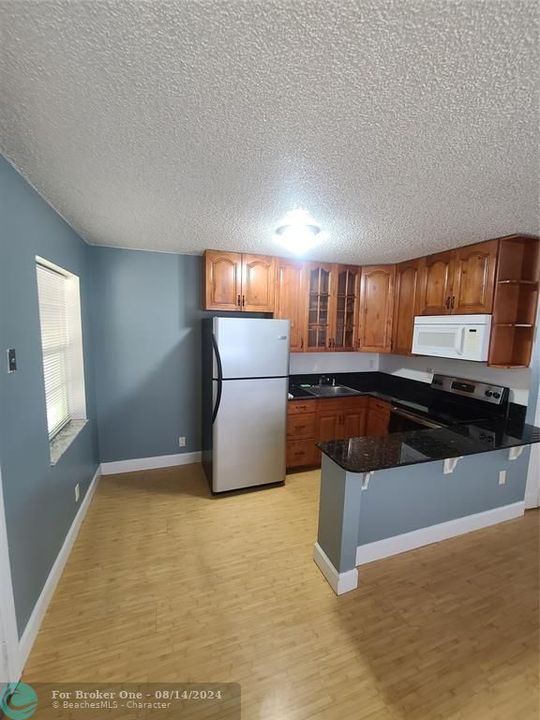 Active With Contract: $1,450 (1 beds, 1 baths, 427 Square Feet)