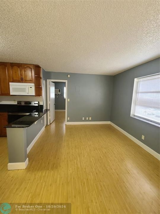 Active With Contract: $1,450 (1 beds, 1 baths, 427 Square Feet)