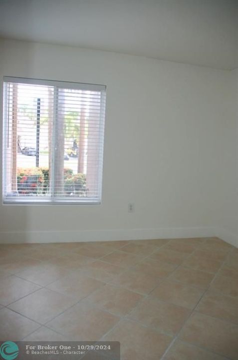 For Rent: $2,300 (2 beds, 2 baths, 884 Square Feet)