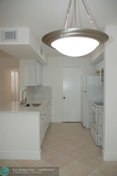 For Rent: $2,300 (2 beds, 2 baths, 884 Square Feet)