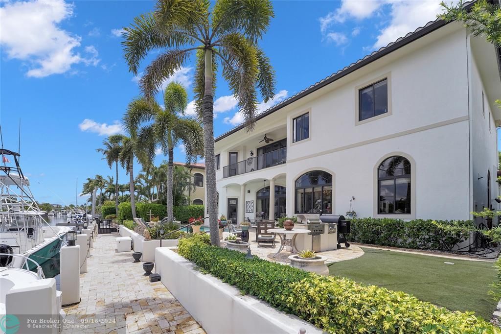 For Sale: $3,695,000 (6 beds, 4 baths, 4331 Square Feet)