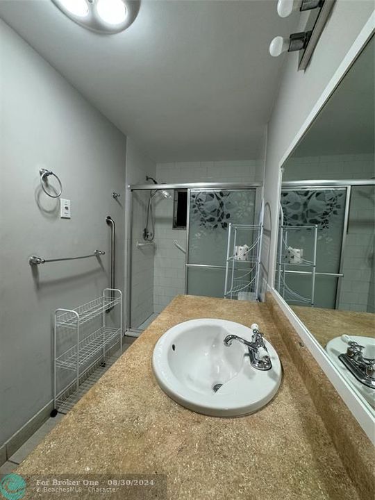 For Rent: $1,525 (1 beds, 1 baths, 680 Square Feet)