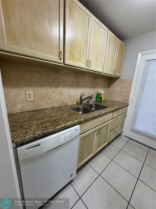 For Rent: $1,525 (1 beds, 1 baths, 680 Square Feet)