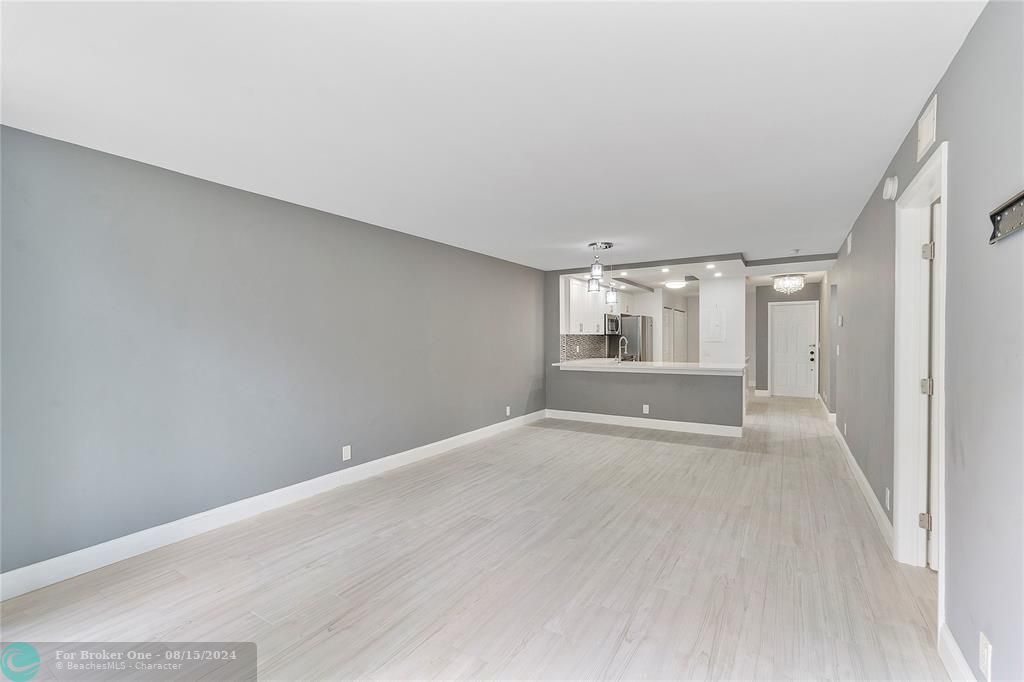 Active With Contract: $2,300 (2 beds, 2 baths, 1140 Square Feet)