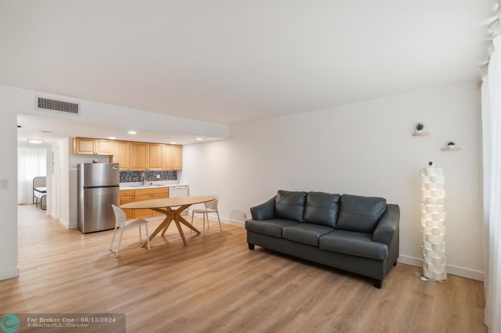 For Sale: $239,900 (1 beds, 1 baths, 685 Square Feet)