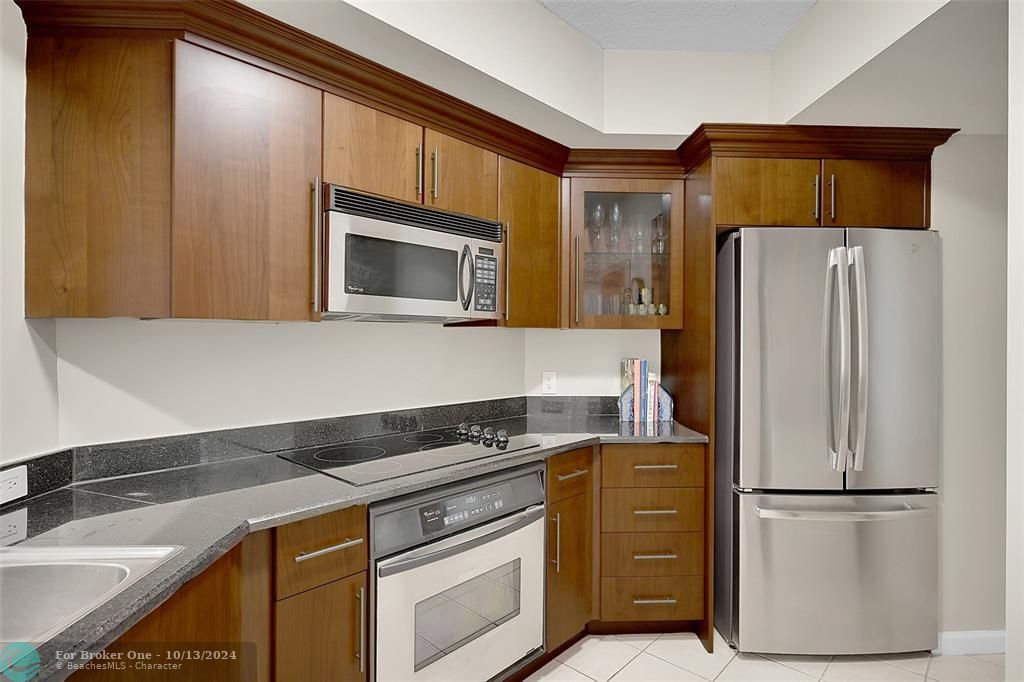 For Sale: $450,000 (1 beds, 1 baths, 892 Square Feet)