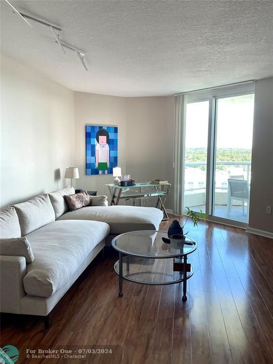 For Sale: $450,000 (1 beds, 1 baths, 892 Square Feet)