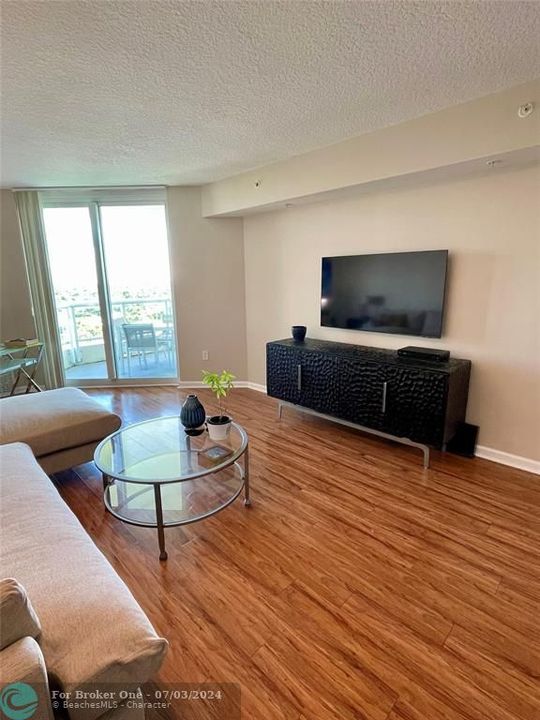 For Sale: $450,000 (1 beds, 1 baths, 892 Square Feet)