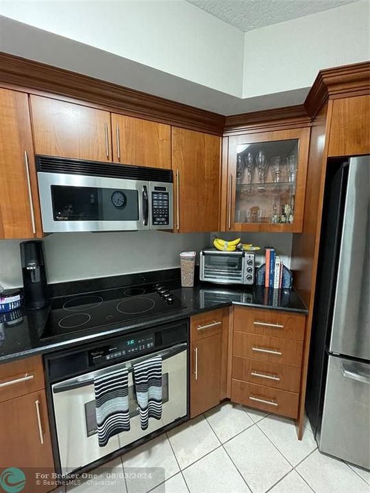 For Sale: $450,000 (1 beds, 1 baths, 892 Square Feet)