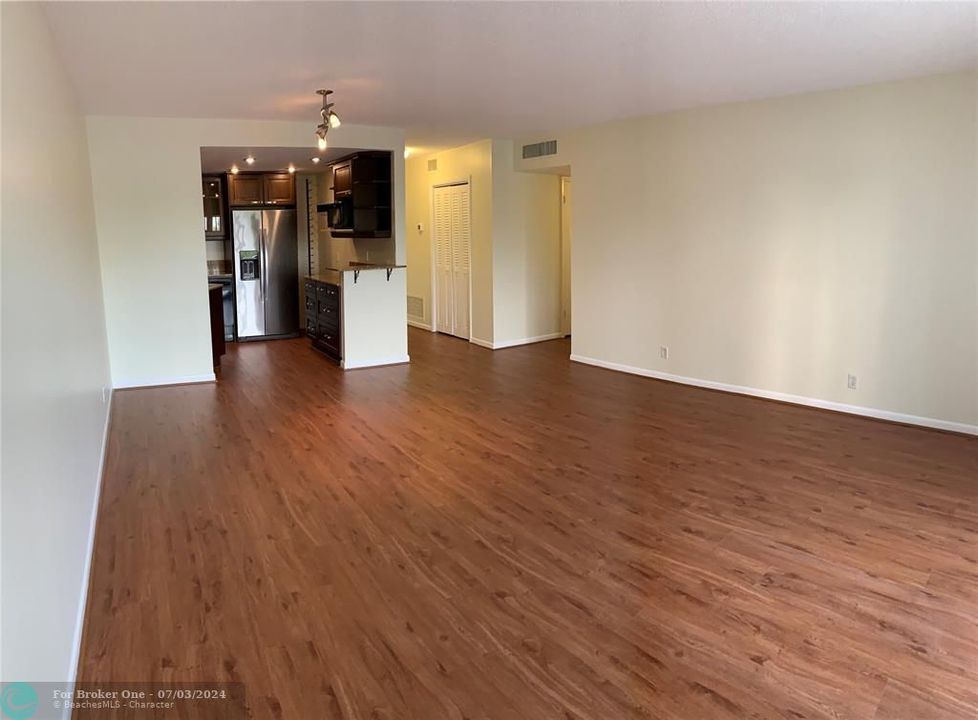 For Sale: $400,000 (2 beds, 2 baths, 1218 Square Feet)
