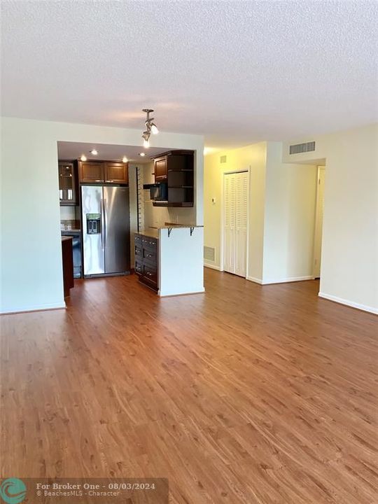 For Sale: $400,000 (2 beds, 2 baths, 1218 Square Feet)