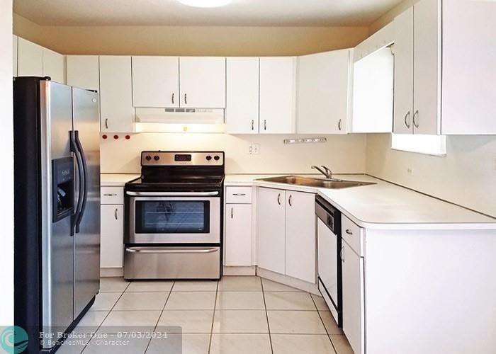 For Rent: $2,400 (2 beds, 2 baths, 940 Square Feet)