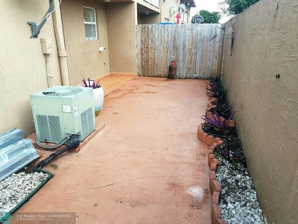 For Rent: $2,400 (2 beds, 2 baths, 940 Square Feet)