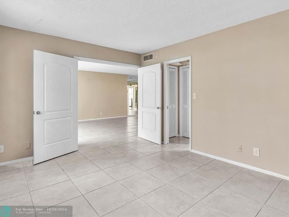 For Sale: $198,000 (2 beds, 2 baths, 1054 Square Feet)