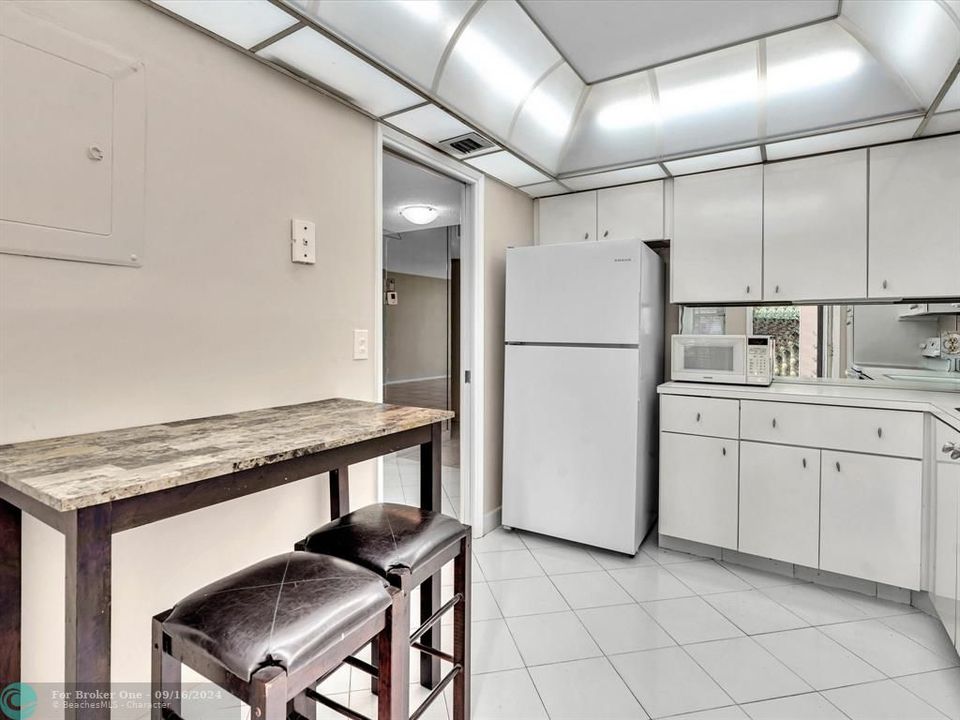 For Sale: $198,000 (2 beds, 2 baths, 1054 Square Feet)