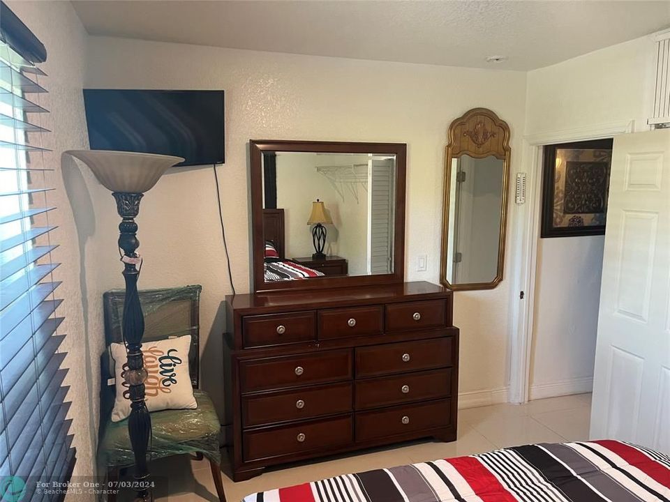 For Rent: $1,650 (1 beds, 1 baths, 984 Square Feet)