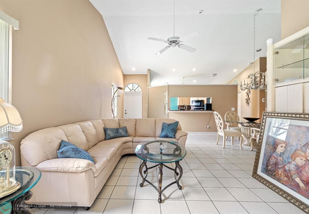 For Sale: $295,000 (2 beds, 2 baths, 1243 Square Feet)