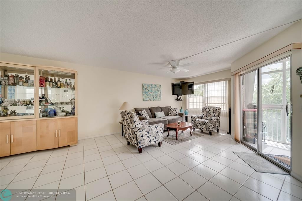 For Sale: $205,000 (1 beds, 1 baths, 1046 Square Feet)