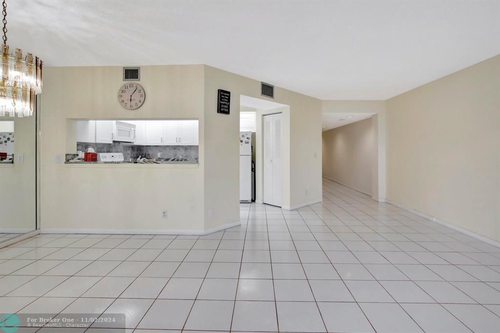 For Sale: $205,000 (1 beds, 1 baths, 1046 Square Feet)